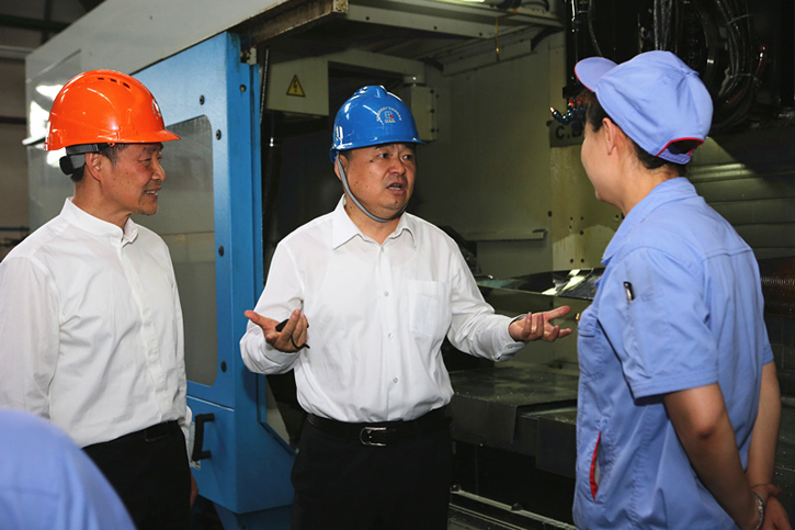 郝鹏与全网担保网集团一线生产职员深入交流